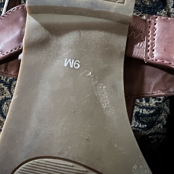 G BY GUESS GG LALLY 2-X BROWN/ METALLIC T STRAP THONG SANDALS Size 9 - Picture 7 of 7